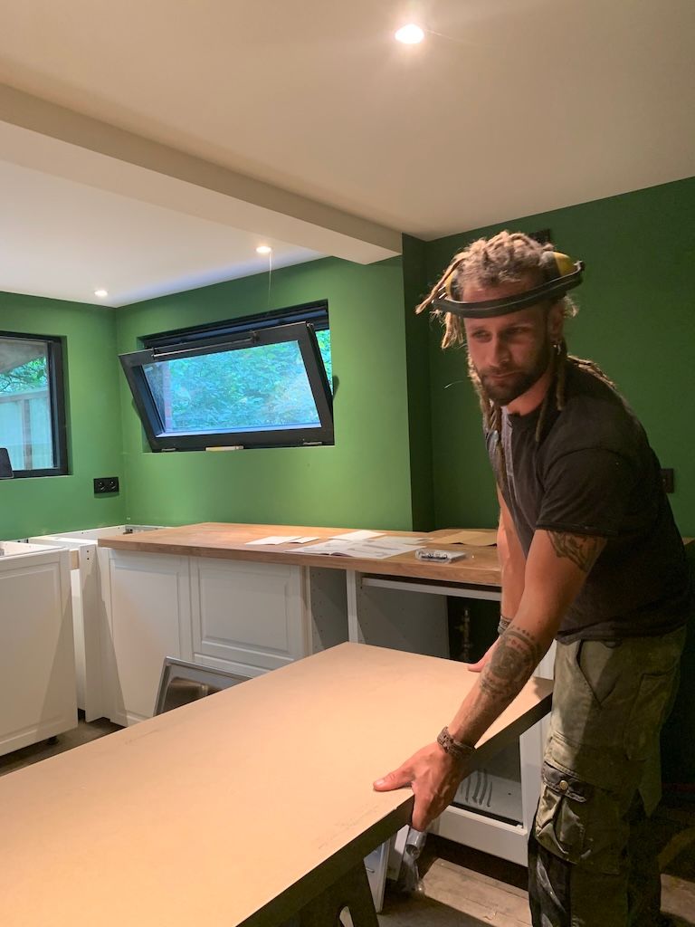 Geoffrey van De Bouwer aan het werk tijdens een renovatieproject