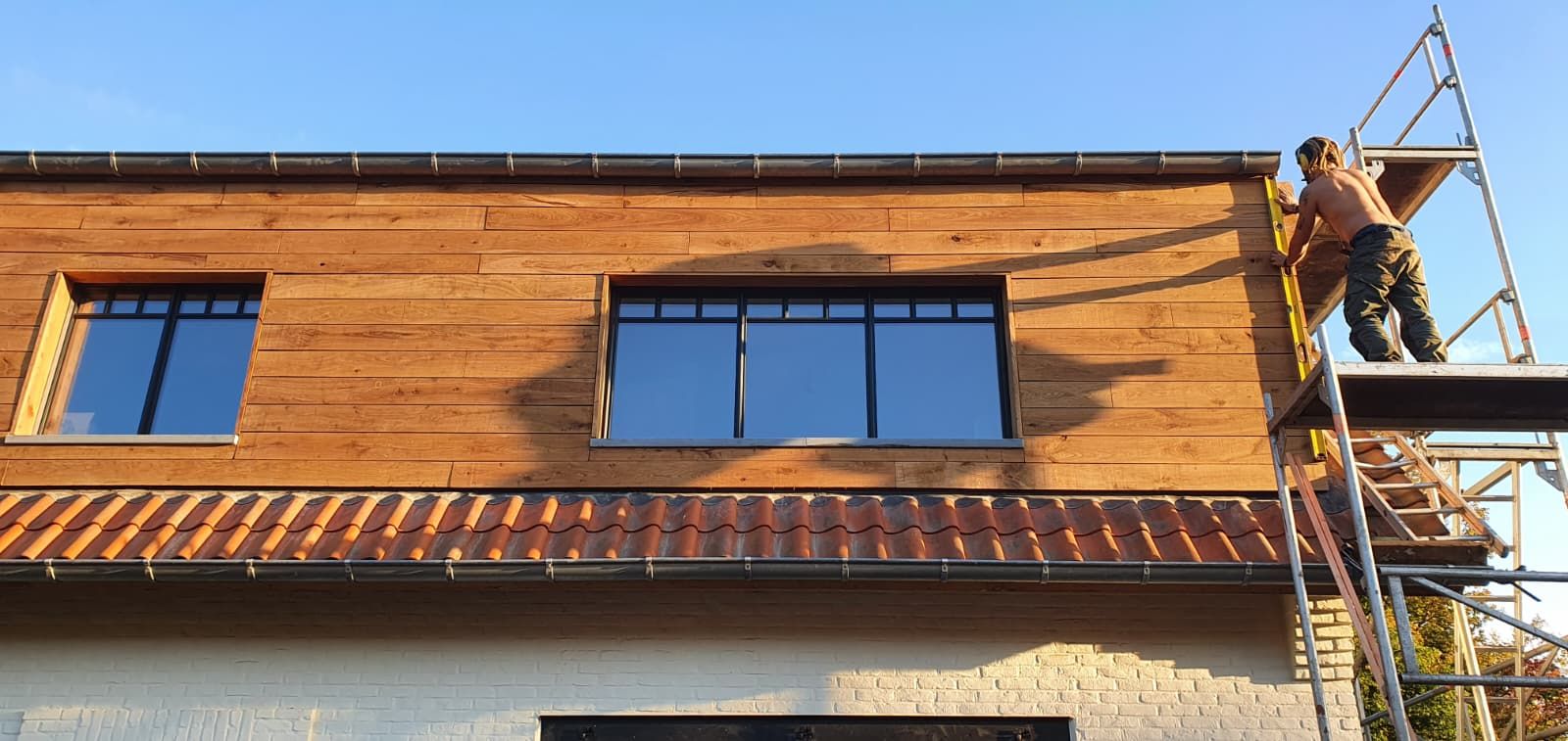 Woning met nieuwe gevelbekleding in rustieke eiken planken