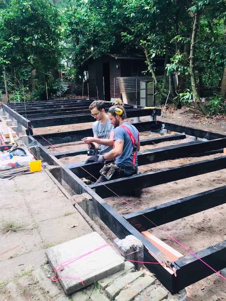 Houtskeletbouw met houten draagstructuur tijdens de bouwfase